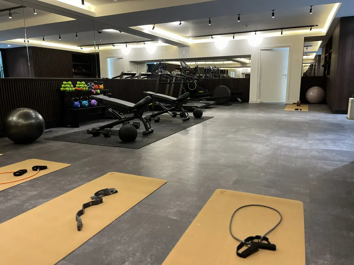 Tapis et élastiques prêts pour le cours.