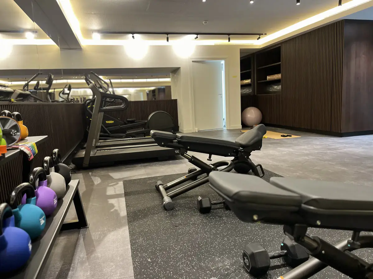 Kettlebells, banc et haltères.