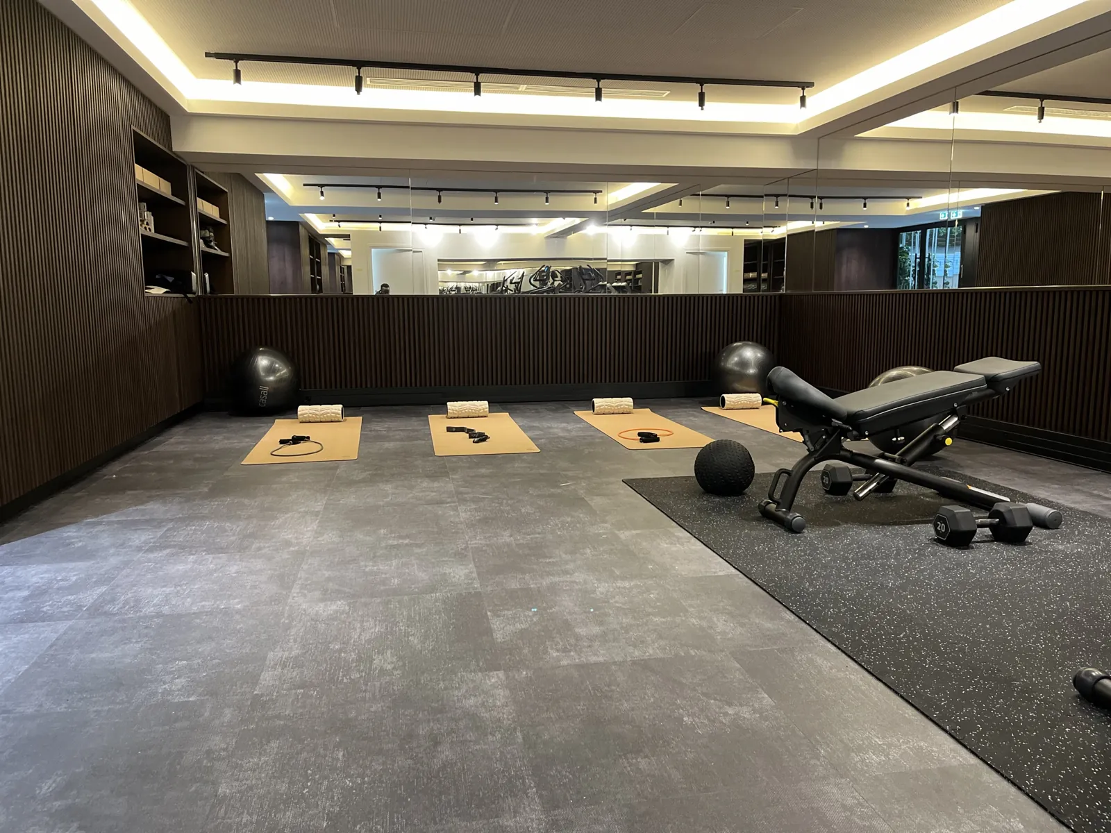L’espace Wellness UBS : tapis, bancs, haltères et machines cardio.
